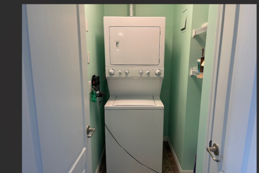 Lovely Lakeview 2 Bed 2 Bath Condo